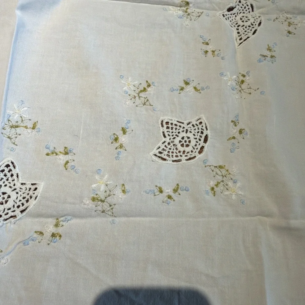 Vtg Hand Embroidered Small Linen Tablecloth Whie & Blue Flowers 31